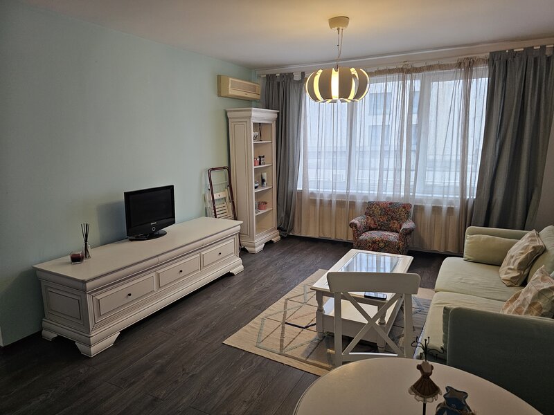 Sala Palatului 4/8 mobilat/utilat modern, usi noi, aer conditionat 125000 €