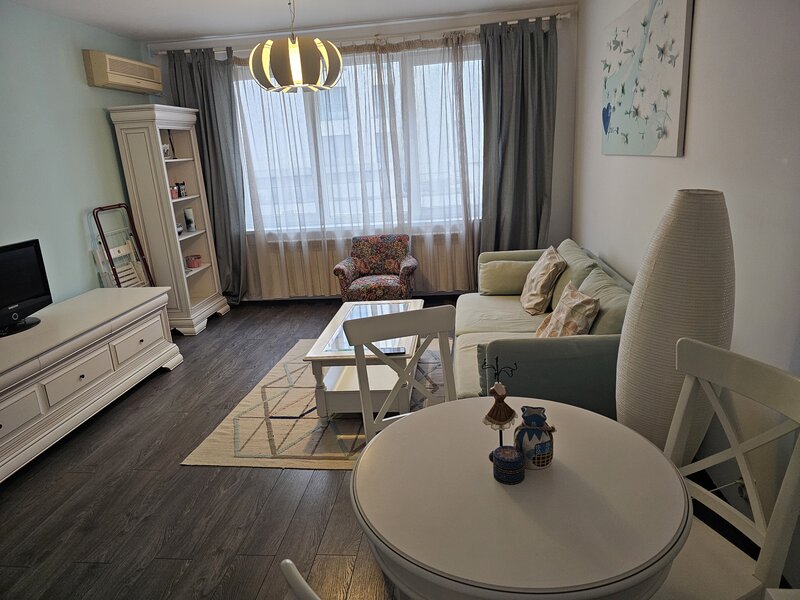 Sala Palatului 4/8 mobilat/utilat modern, usi noi, aer conditionat 125000 €