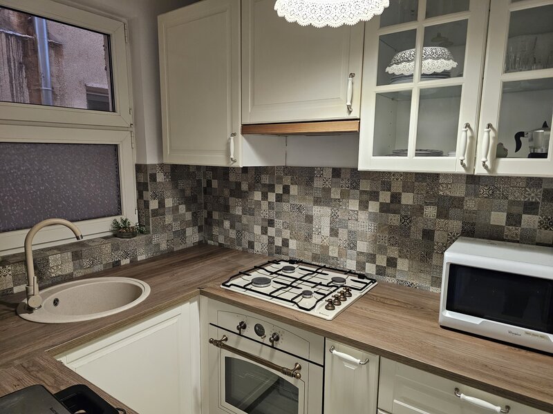 Sala Palatului 4/8 mobilat/utilat modern, usi noi, aer conditionat 125000 €