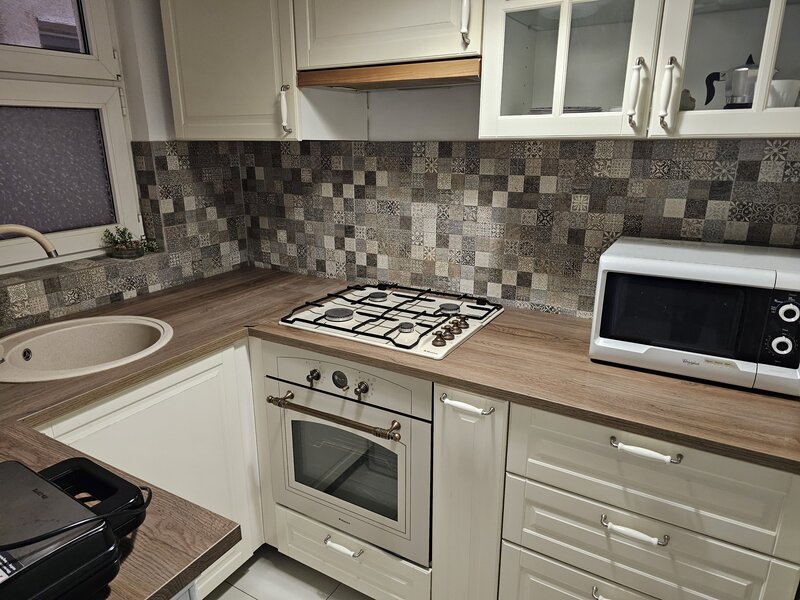Sala Palatului 4/8 mobilat/utilat modern, usi noi, aer conditionat 125000 €