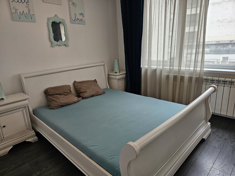 Sala Palatului 4/8 mobilat/utilat modern, usi noi, aer conditionat 125000 €