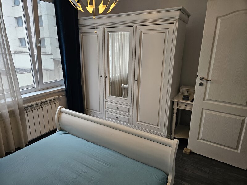 Sala Palatului 4/8 mobilat/utilat modern, usi noi, aer conditionat 125000 €
