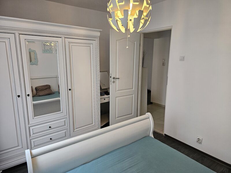 Sala Palatului 4/8 mobilat/utilat modern, usi noi, aer conditionat 125000 €