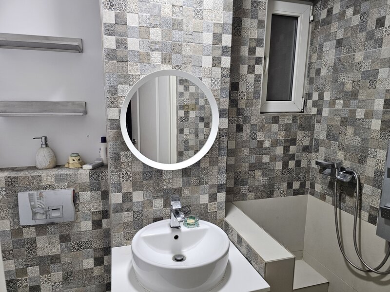 Sala Palatului 4/8 mobilat/utilat modern, usi noi, aer conditionat 125000 €