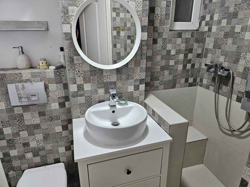 Sala Palatului 4/8 mobilat/utilat modern, usi noi, aer conditionat 125000 €